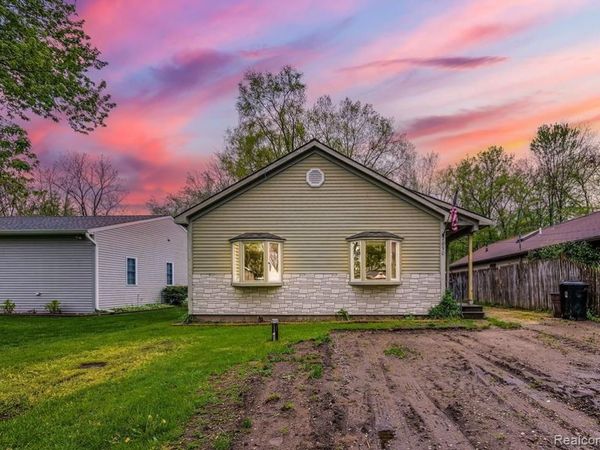 2890 Central Boulevard, Milford Vlg, MI 48380