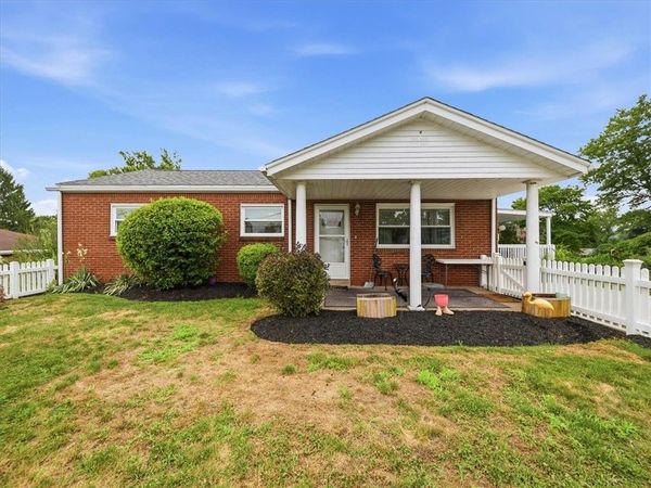 110 Crest Dr, Monaca, PA 15061