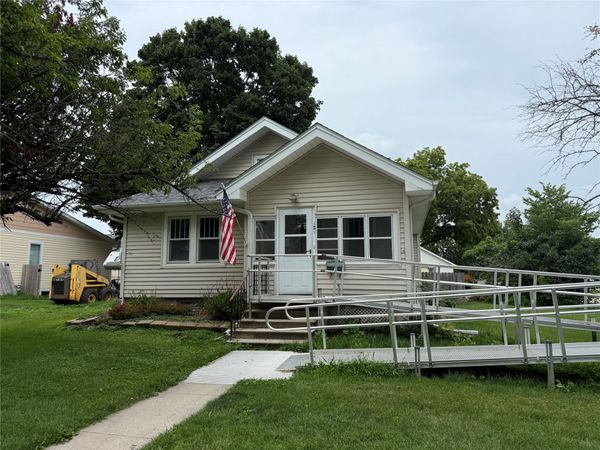 121 E Benton Street, Winterset, IA 50273