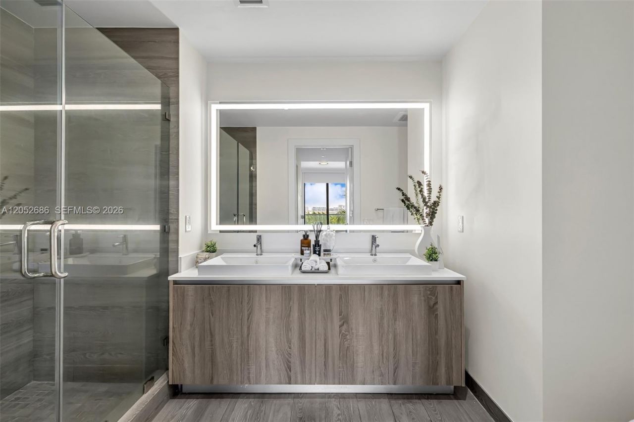 2960 NE 207th St , Unit 811, Aventura, FL 33180 Photo