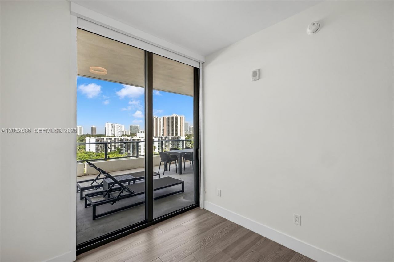 2960 NE 207th St , Unit 811, Aventura, FL 33180 Photo