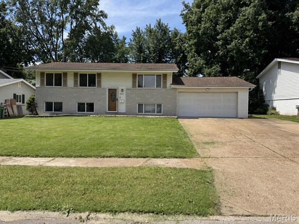 1860 Bobbinray Avenue, Florissant, MO 63031