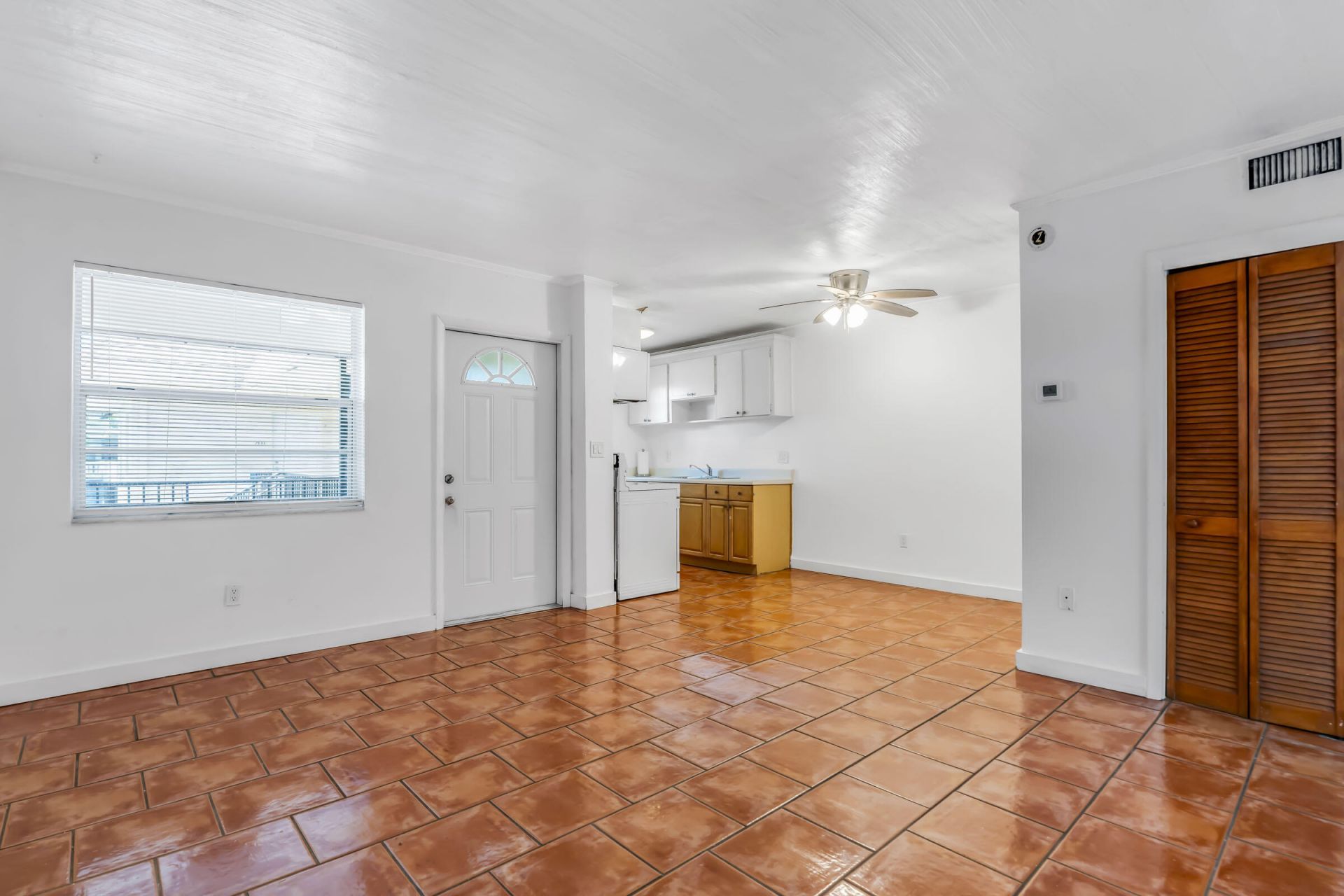 421 NE 1st Street, Unit 204, Hallandale Beach, FL 33009 Photo