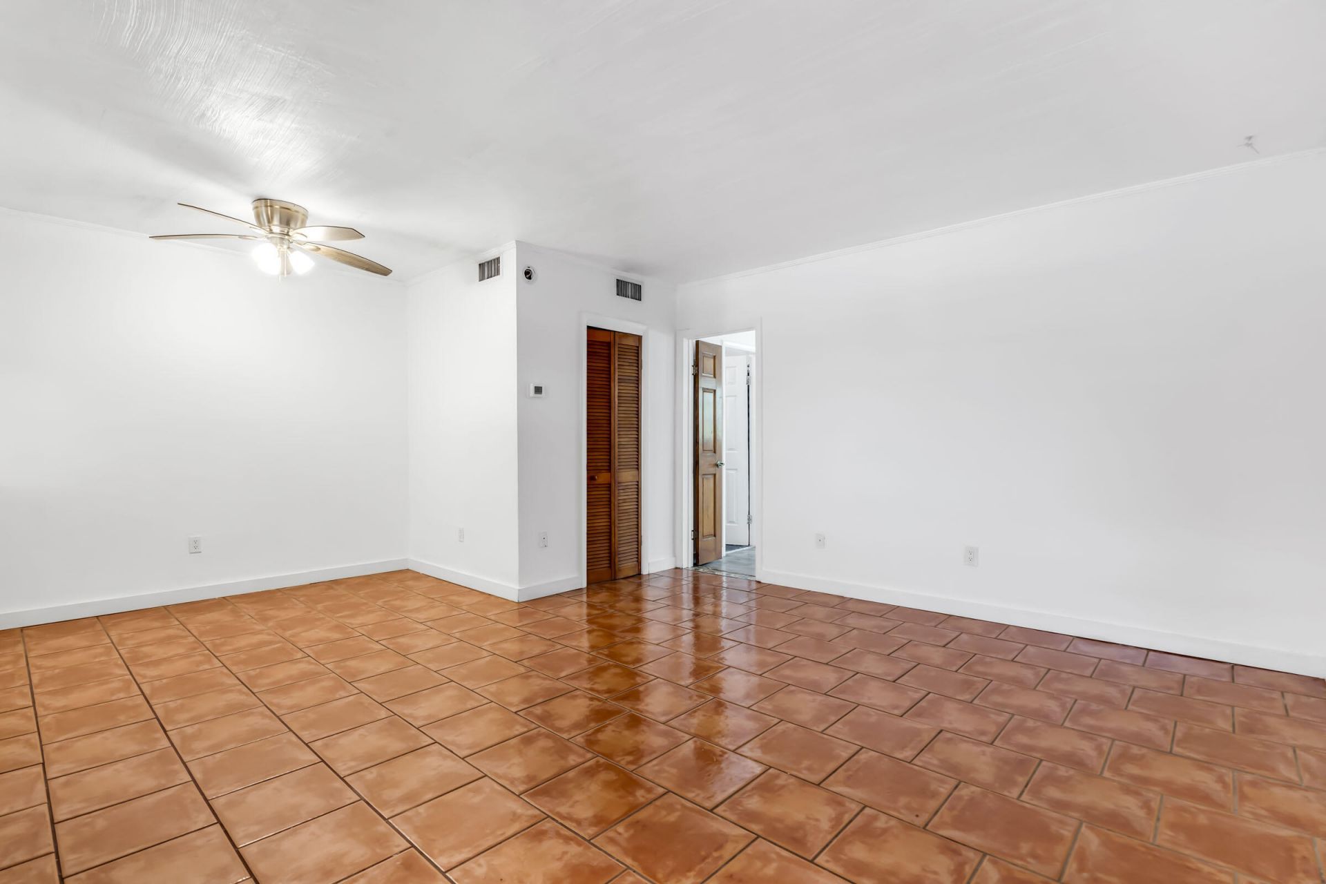 421 NE 1st Street, Unit 204, Hallandale Beach, FL 33009 Photo