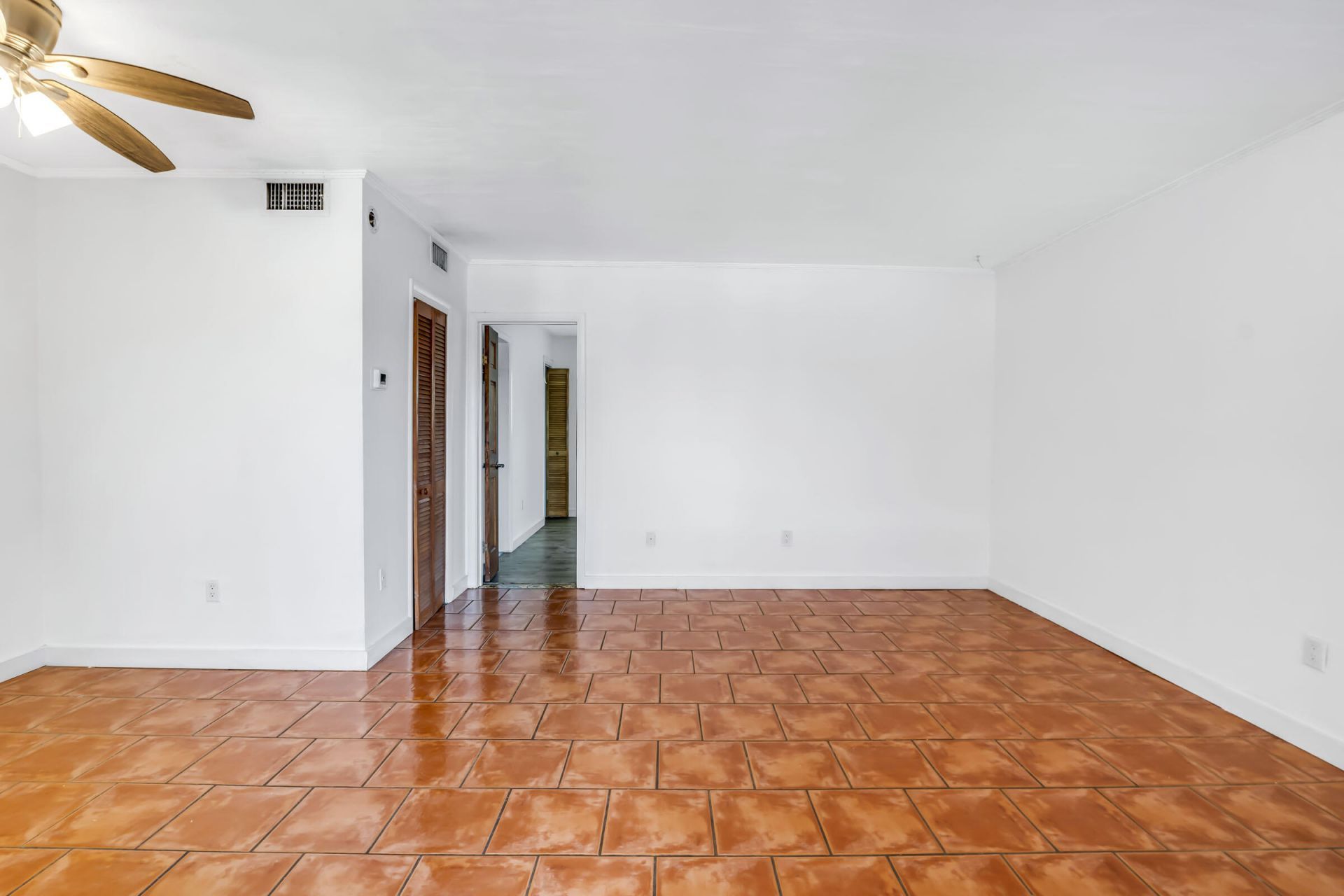 421 NE 1st Street, Unit 204, Hallandale Beach, FL 33009 Photo