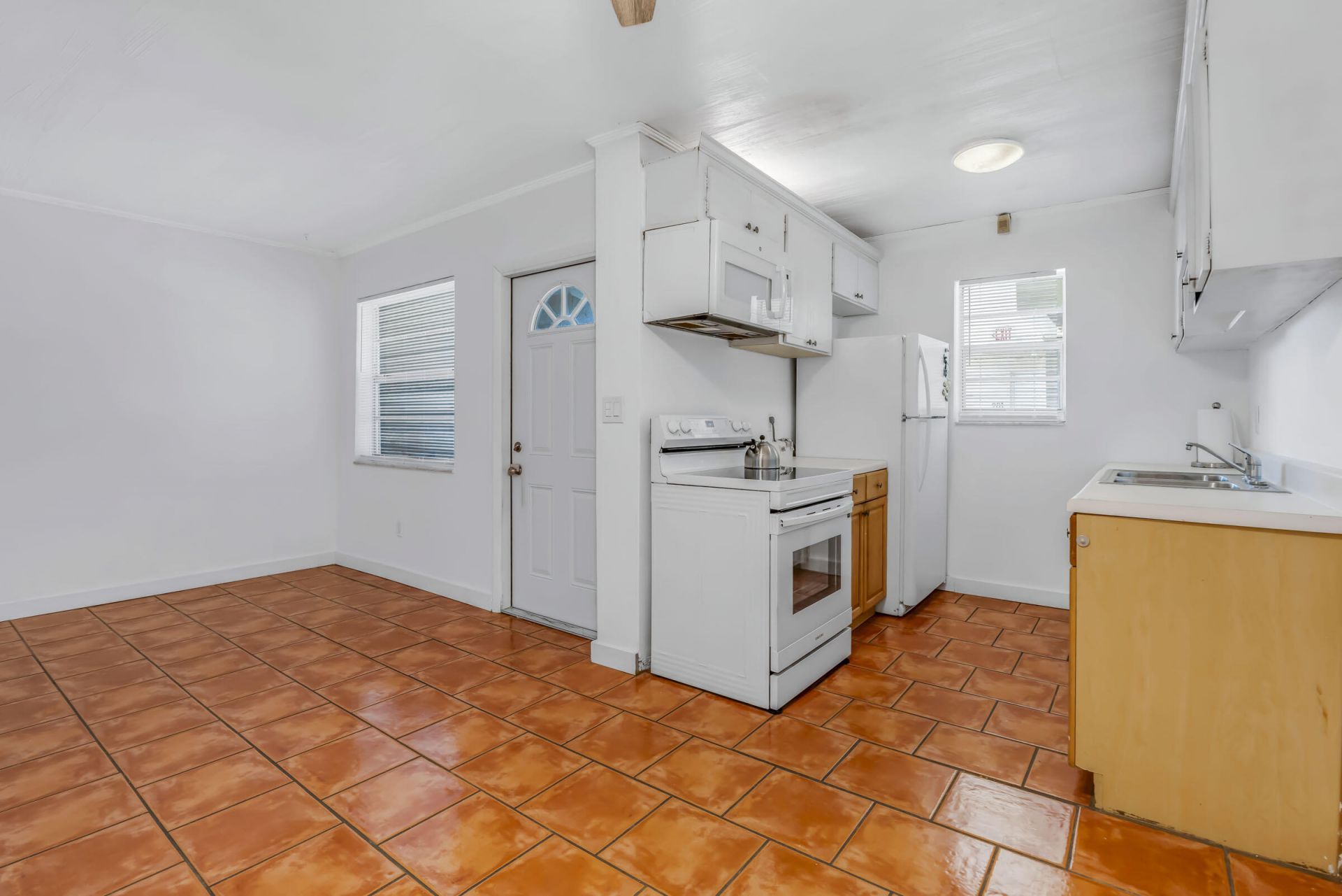 421 NE 1st Street, Unit 204, Hallandale Beach, FL 33009 Photo