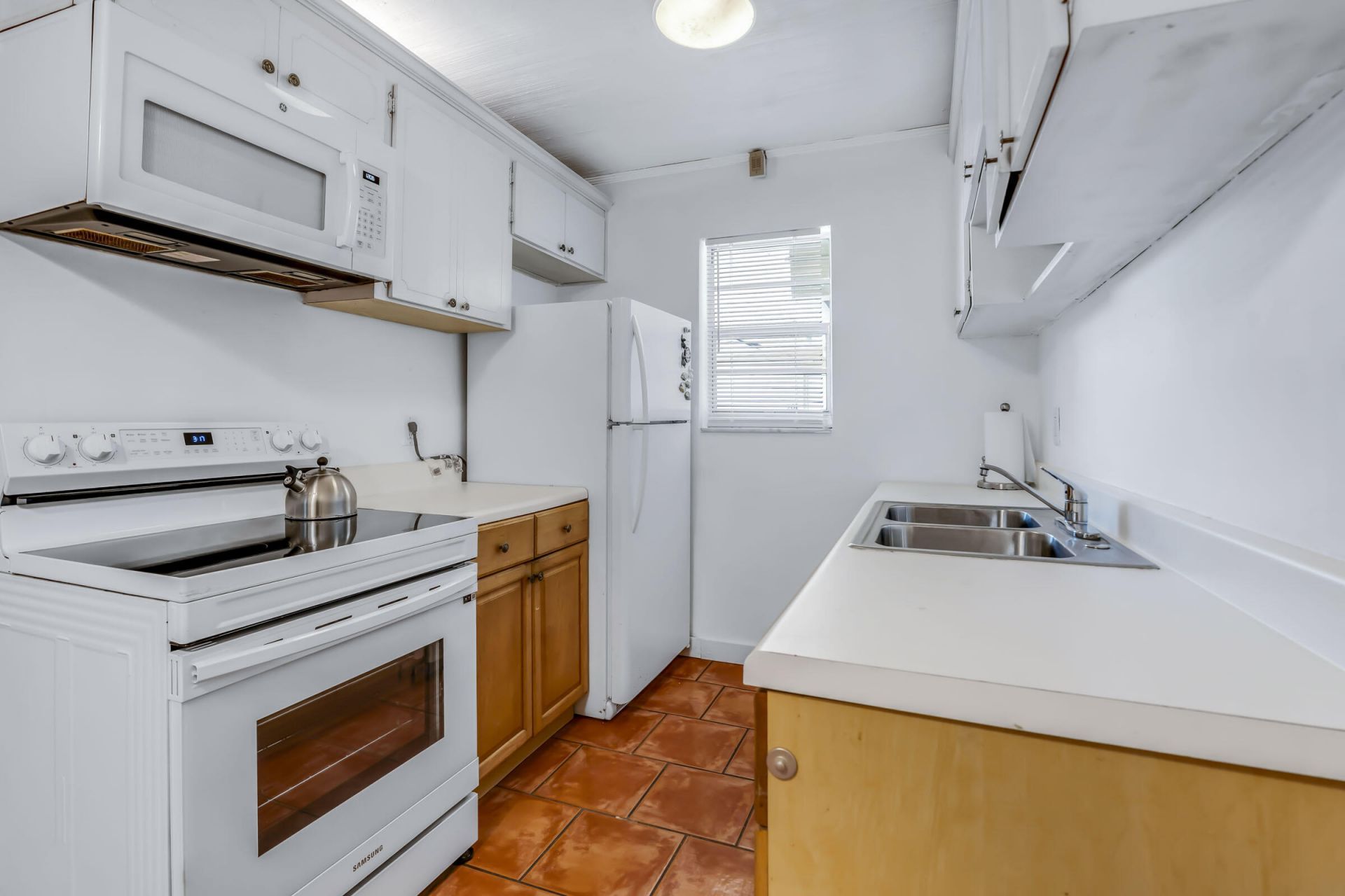 421 NE 1st Street, Unit 204, Hallandale Beach, FL 33009 Photo