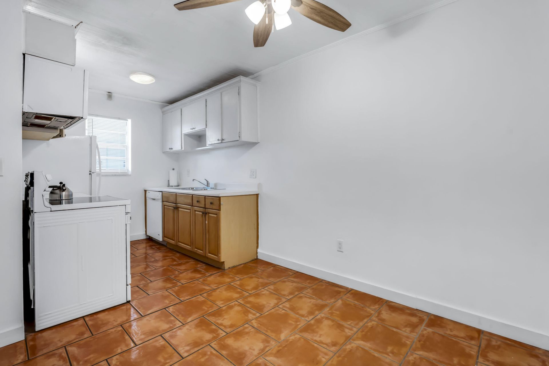 421 NE 1st Street, Unit 204, Hallandale Beach, FL 33009 Photo
