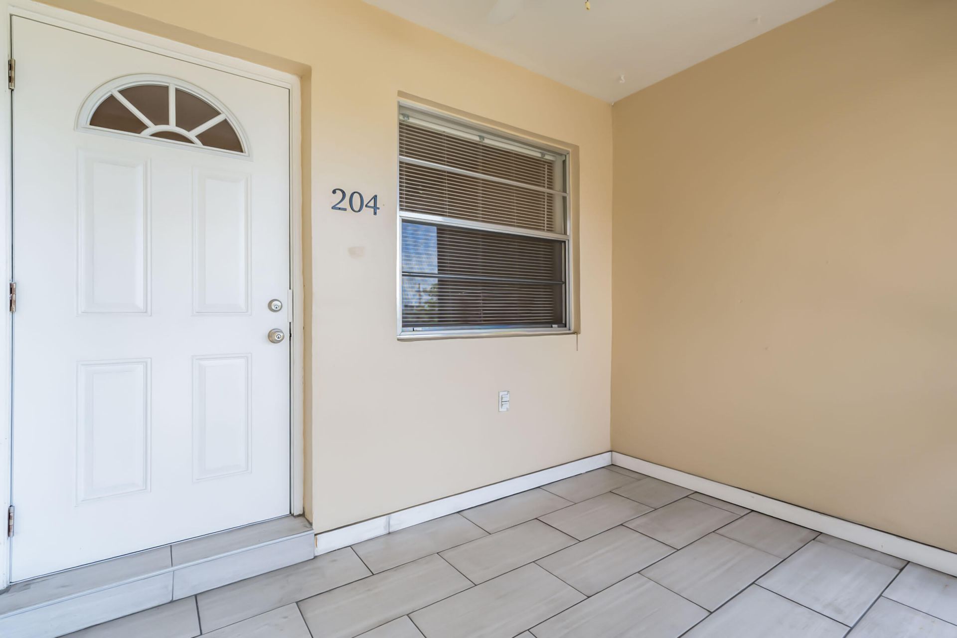 421 NE 1st Street, Unit 204, Hallandale Beach, FL 33009 Photo