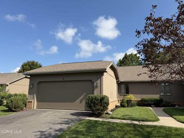 7 Meadowpond Drive, Perrysburg, OH 43551