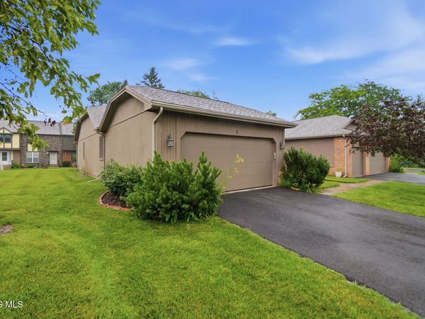 7 Meadowpond Drive , Perrysburg, OH 43551