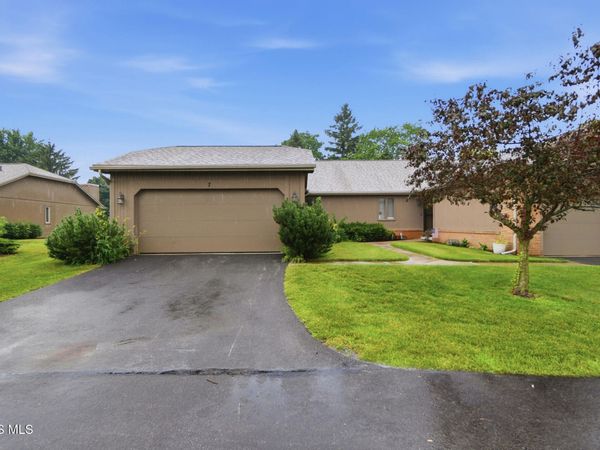7 Meadowpond Drive, Perrysburg, OH 43551