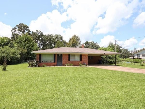 218 4th Ave., Houston, MS 38851