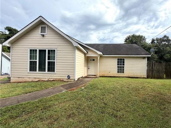 955 Pinecrest Drive , Forest Park, GA 30297