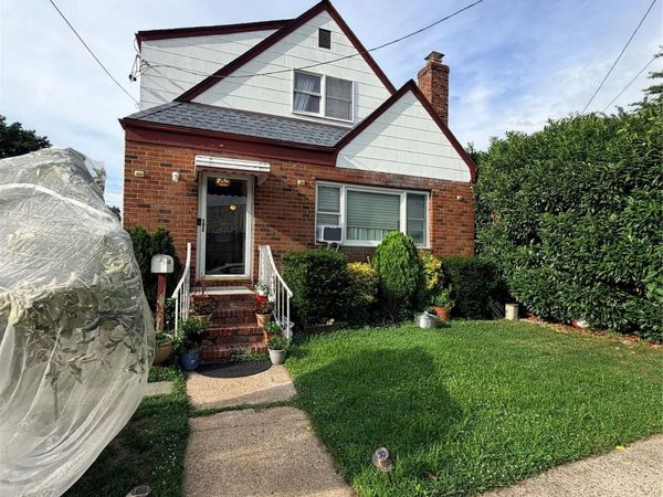 17 Main Street , Floral Park, NY 11001
