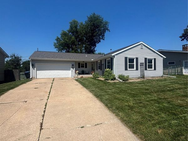 1320 Country Club Drive, Marion, IA 52302