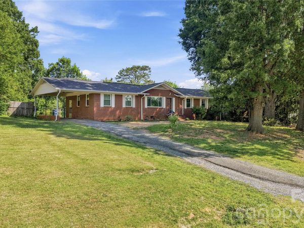 323 Meadowbrook Drive, Matthews, NC 28104