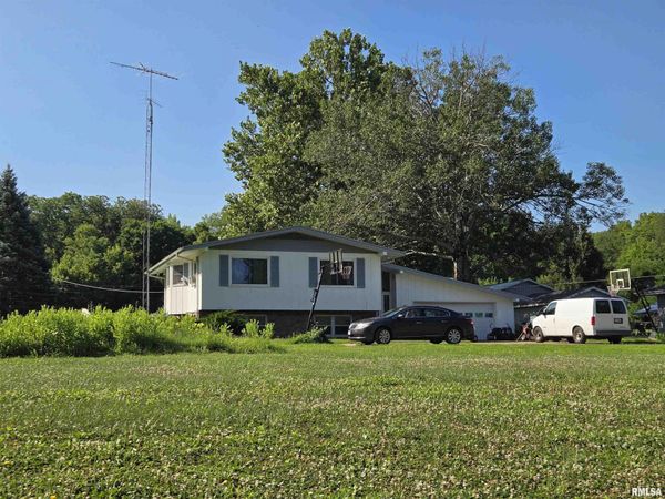 726 E 1ST Street, Dallas City, IL 62330