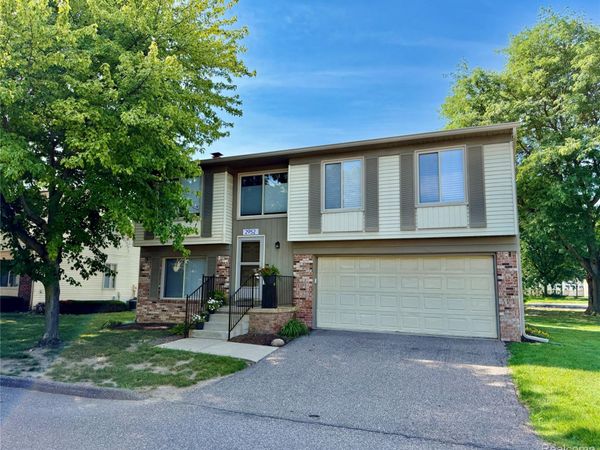 2952 Roundtree Drive, Troy, Mi 48083