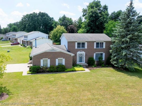 1324 Bush Creek Drive, Grand Blanc, MI 48439