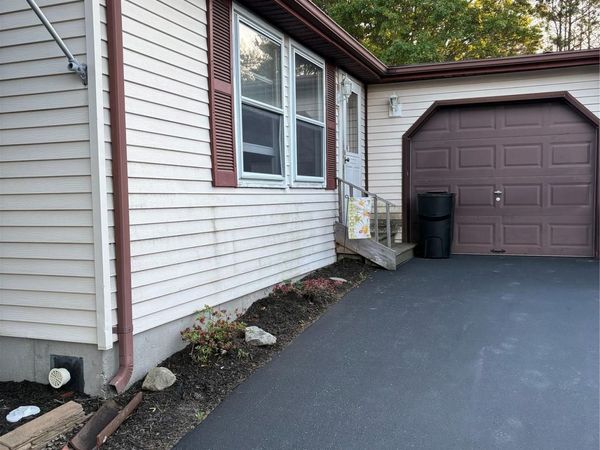 89 Village Circle W, Manorville, NY 11949