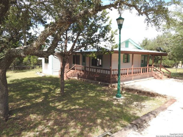 156 Diamond J Rd S, Pipe Creek, TX 78063