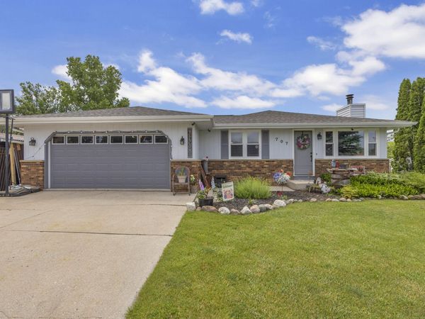 707 Goldfinch Ln, Howards Grove, WI 53083