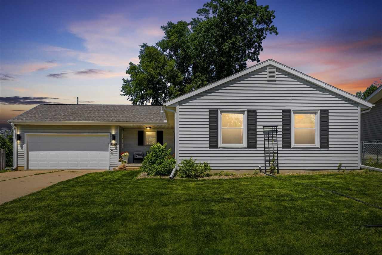 1320 Country Club Dr, Marion, IA 52302 Main Photo