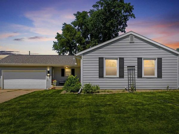 1320 Country Club Dr, Marion, IA 52302