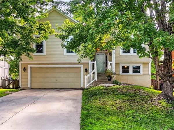 1028 N Crest Drive, Olathe, KS 66061