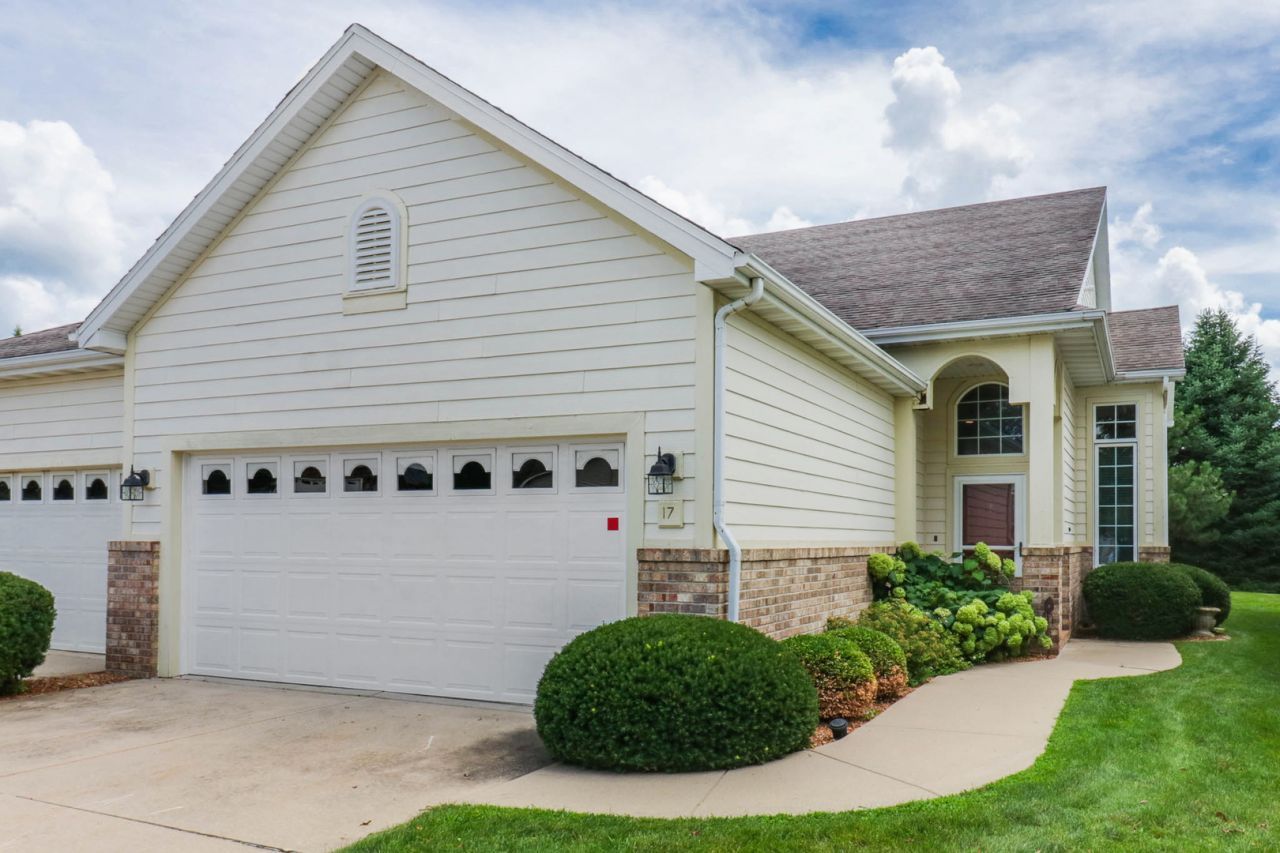 17 Grape Vine Lane, Bloomington, IL 61704