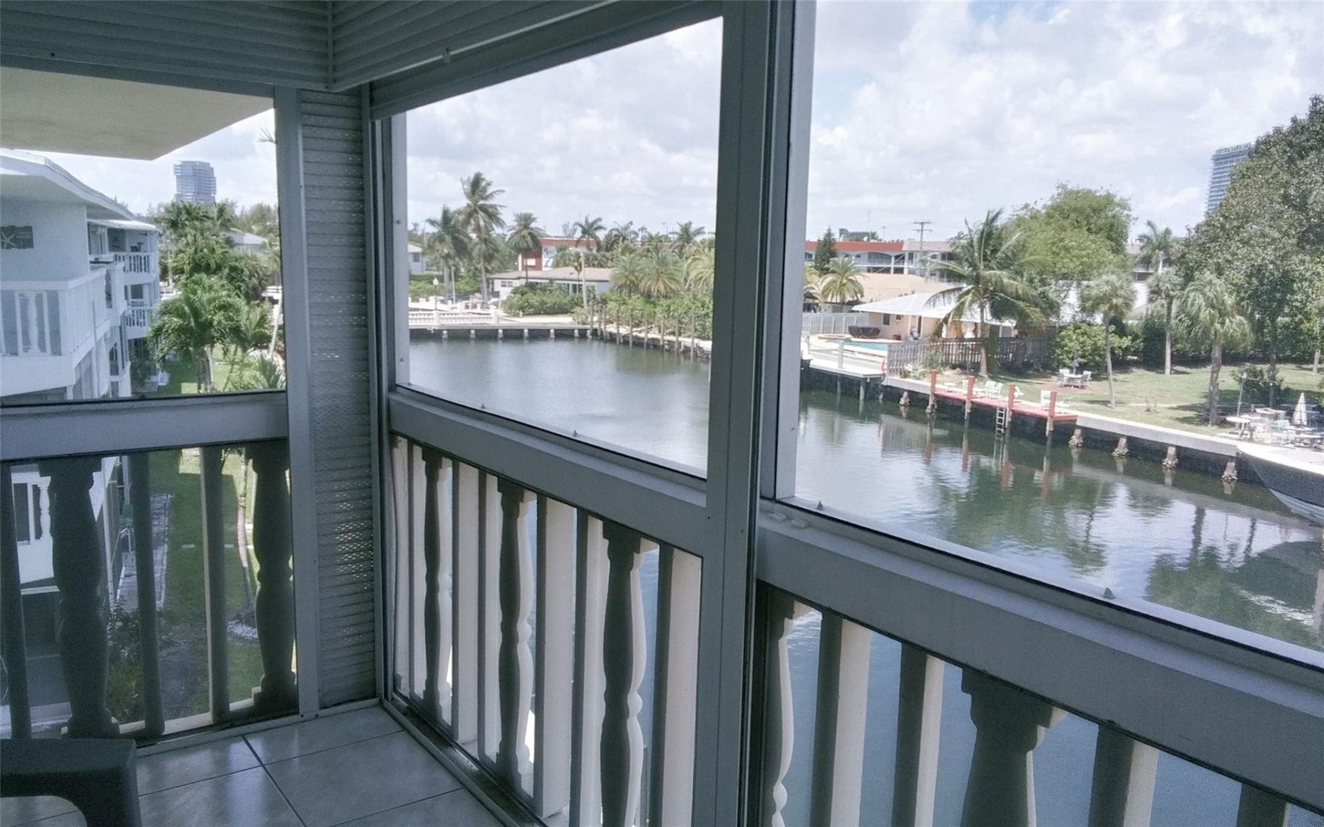 460 Paradise Isle Boulevard, Unit 301, Hallandale Beach, FL 33009 Photo