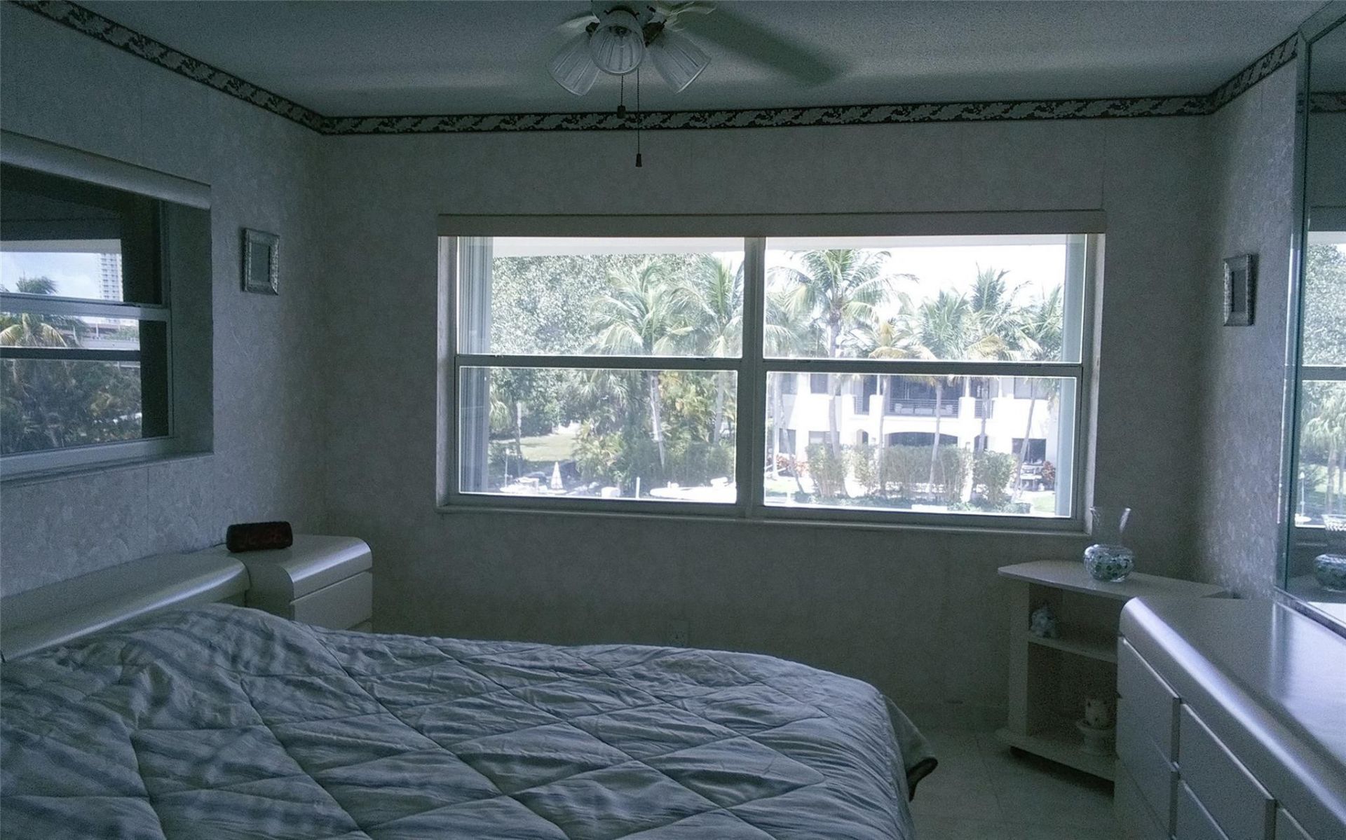 460 Paradise Isle Boulevard, Unit 301, Hallandale Beach, FL 33009 Photo