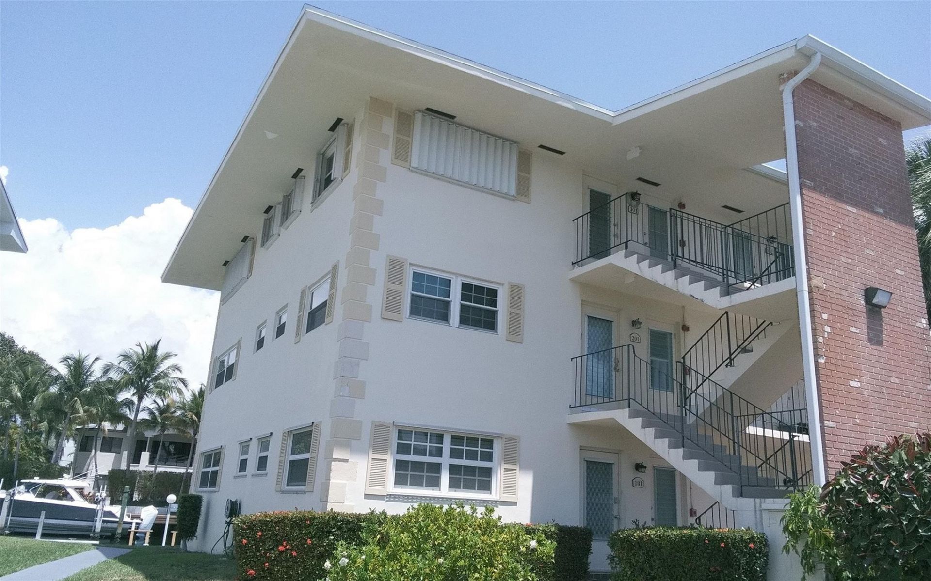 460 Paradise Isle Boulevard, Unit 301, Hallandale Beach, FL 33009 Photo