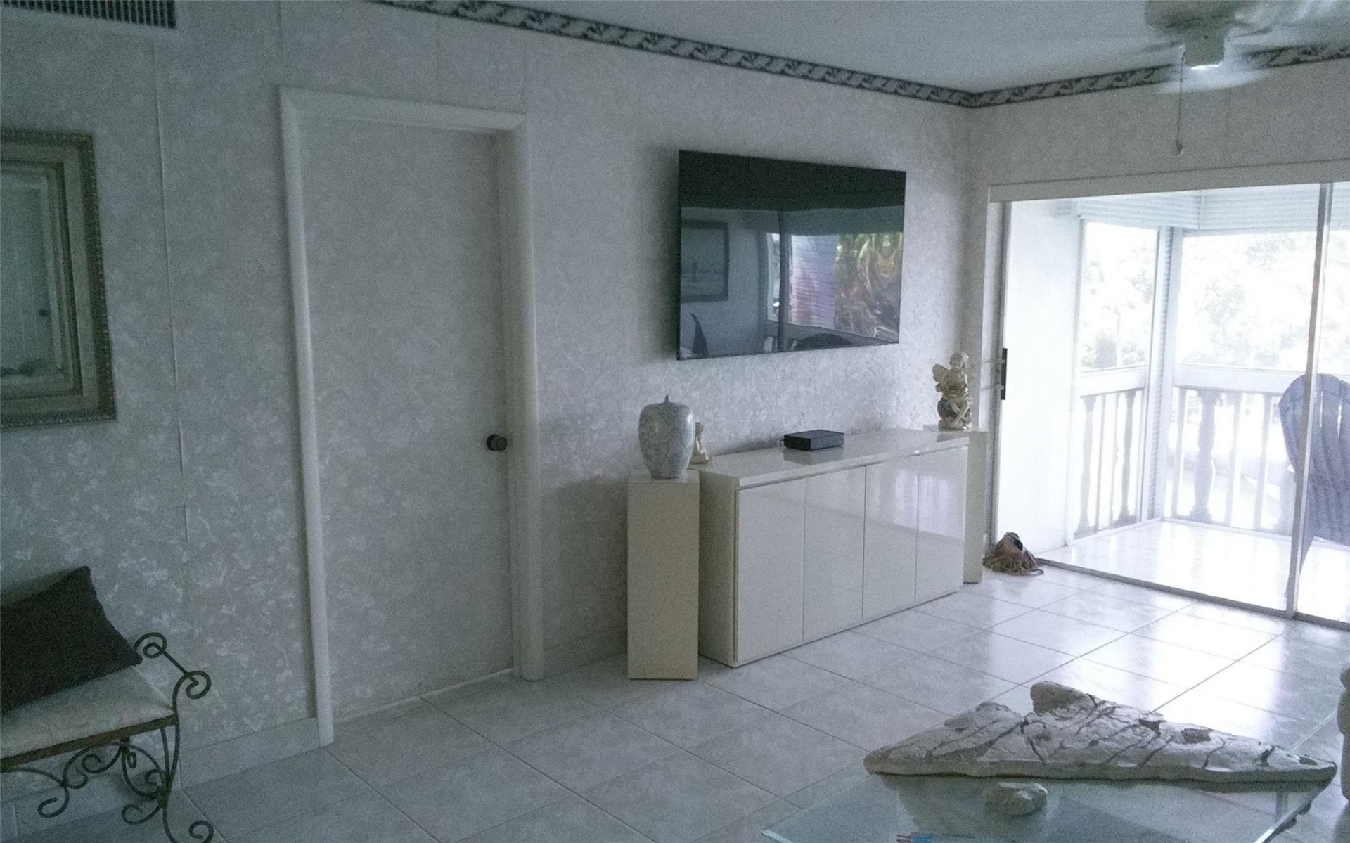 460 Paradise Isle Boulevard, Unit 301, Hallandale Beach, FL 33009 Photo