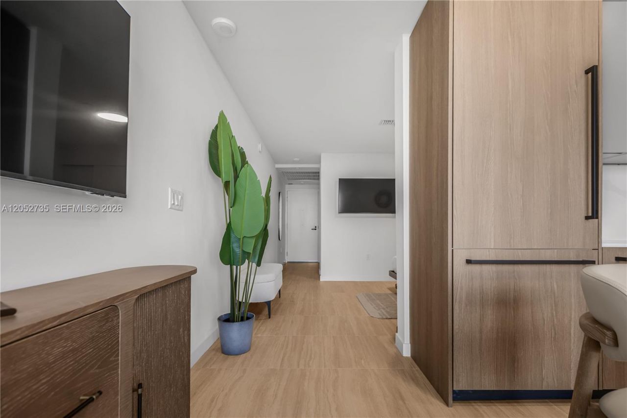 580 72nd St , Unit 1005, Miami Beach, FL 33141 Photo