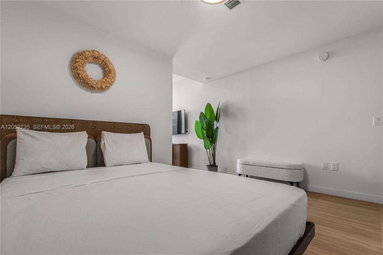 580 72nd St , Unit 1005, Miami Beach, FL 33141 Photo