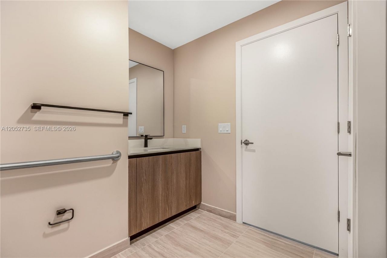 580 72nd St , Unit 1005, Miami Beach, FL 33141 Photo