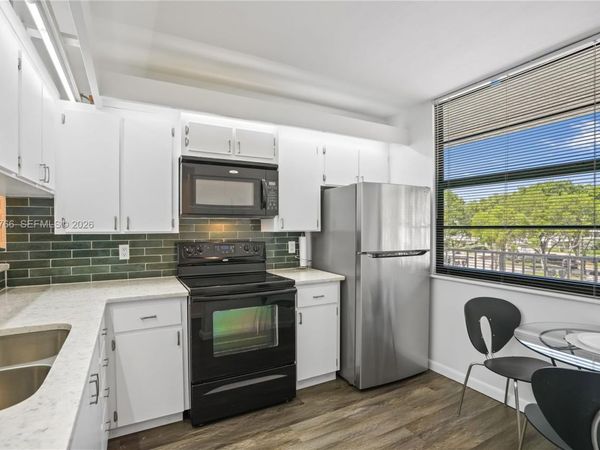 3516 Whitehall Dr, Unit 301, West Palm Beach, FL 33401
