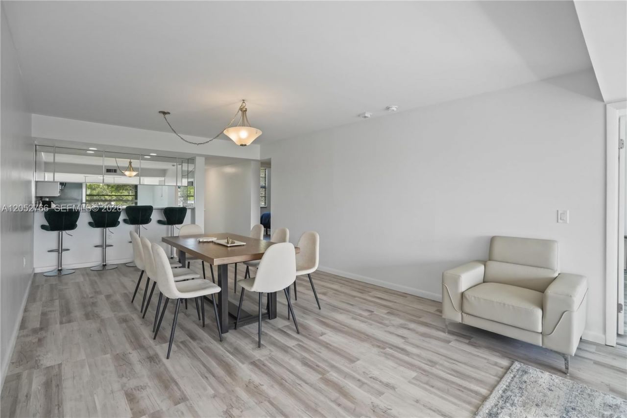 3516 Whitehall Dr, Unit 301, West Palm Beach, FL 33401 Photo