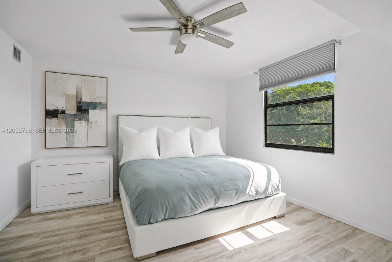 3516 Whitehall Dr, Unit 301, West Palm Beach, FL 33401 Photo