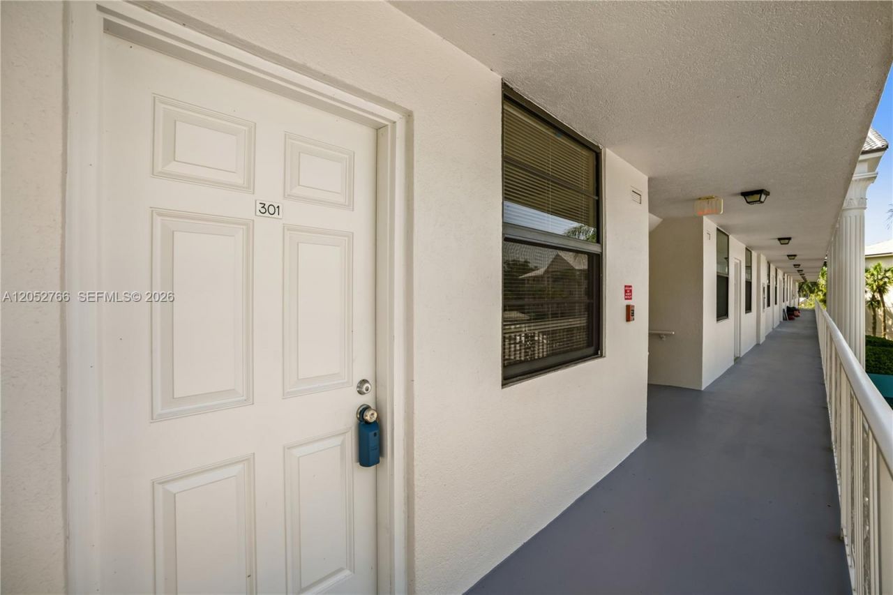 3516 Whitehall Dr, Unit 301, West Palm Beach, FL 33401 Photo