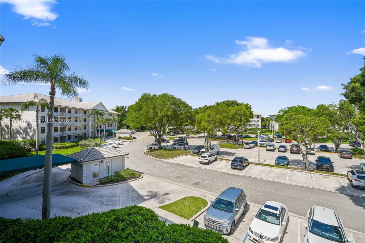3516 Whitehall Dr, Unit 301, West Palm Beach, FL 33401 Photo