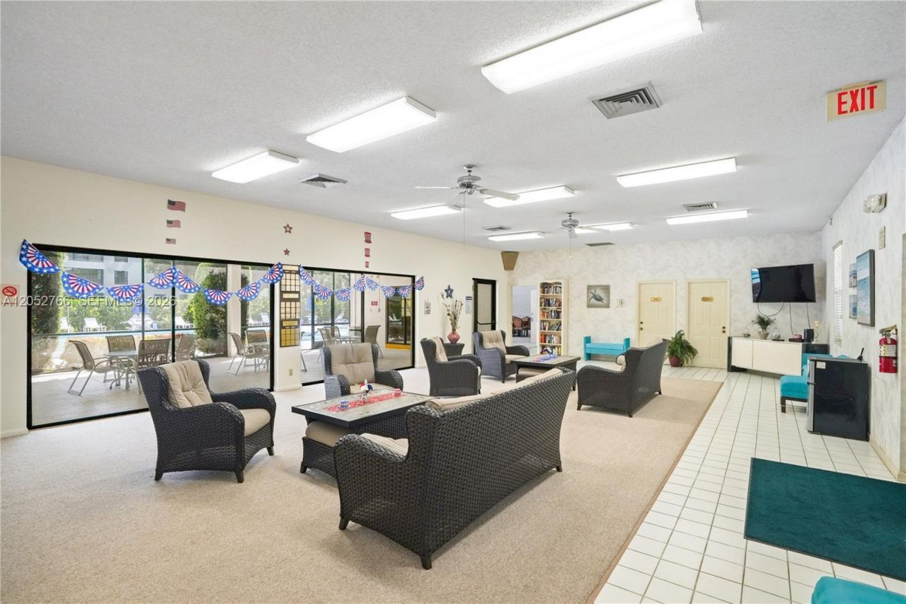 3516 Whitehall Dr, Unit 301, West Palm Beach, FL 33401 Photo