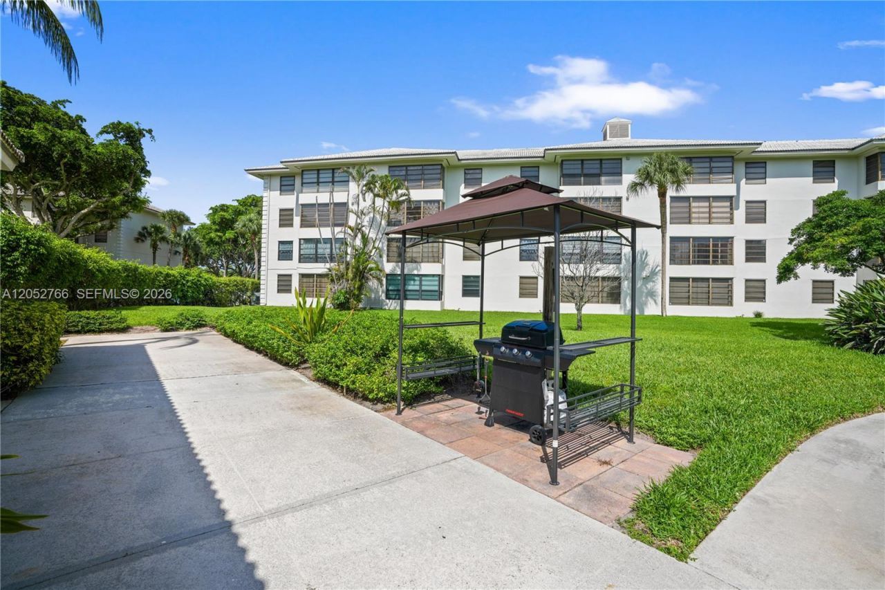 3516 Whitehall Dr, Unit 301, West Palm Beach, FL 33401 Photo