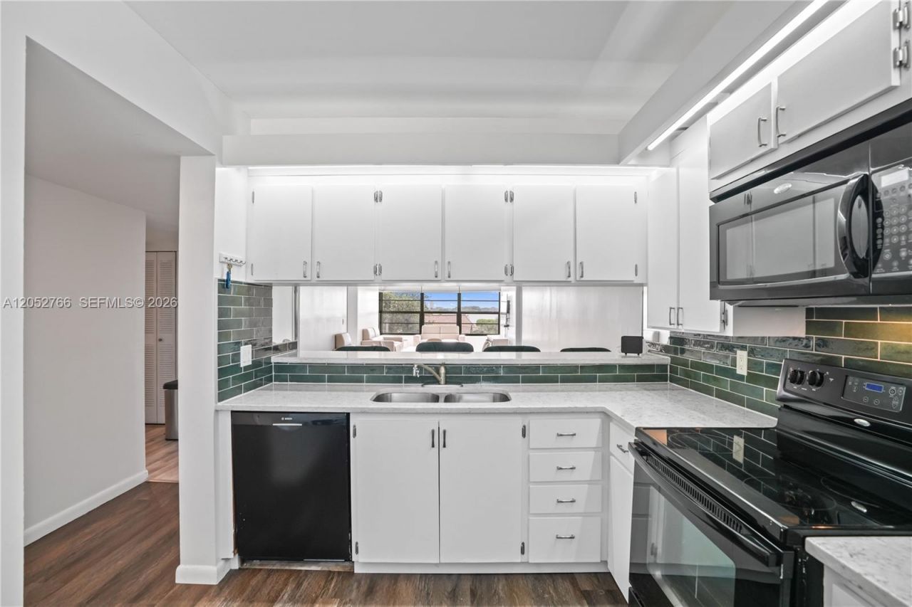 3516 Whitehall Dr, Unit 301, West Palm Beach, FL 33401 Photo