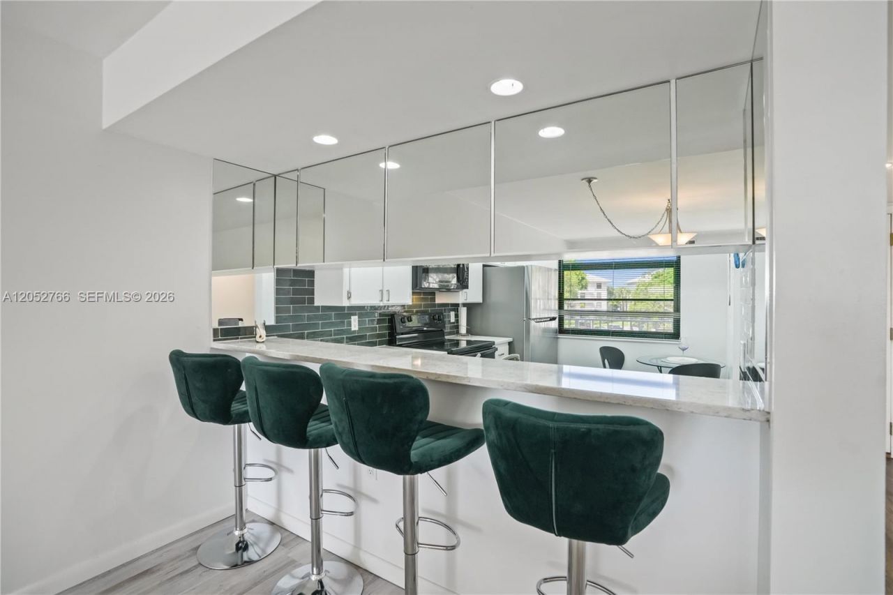 3516 Whitehall Dr, Unit 301, West Palm Beach, FL 33401 Photo