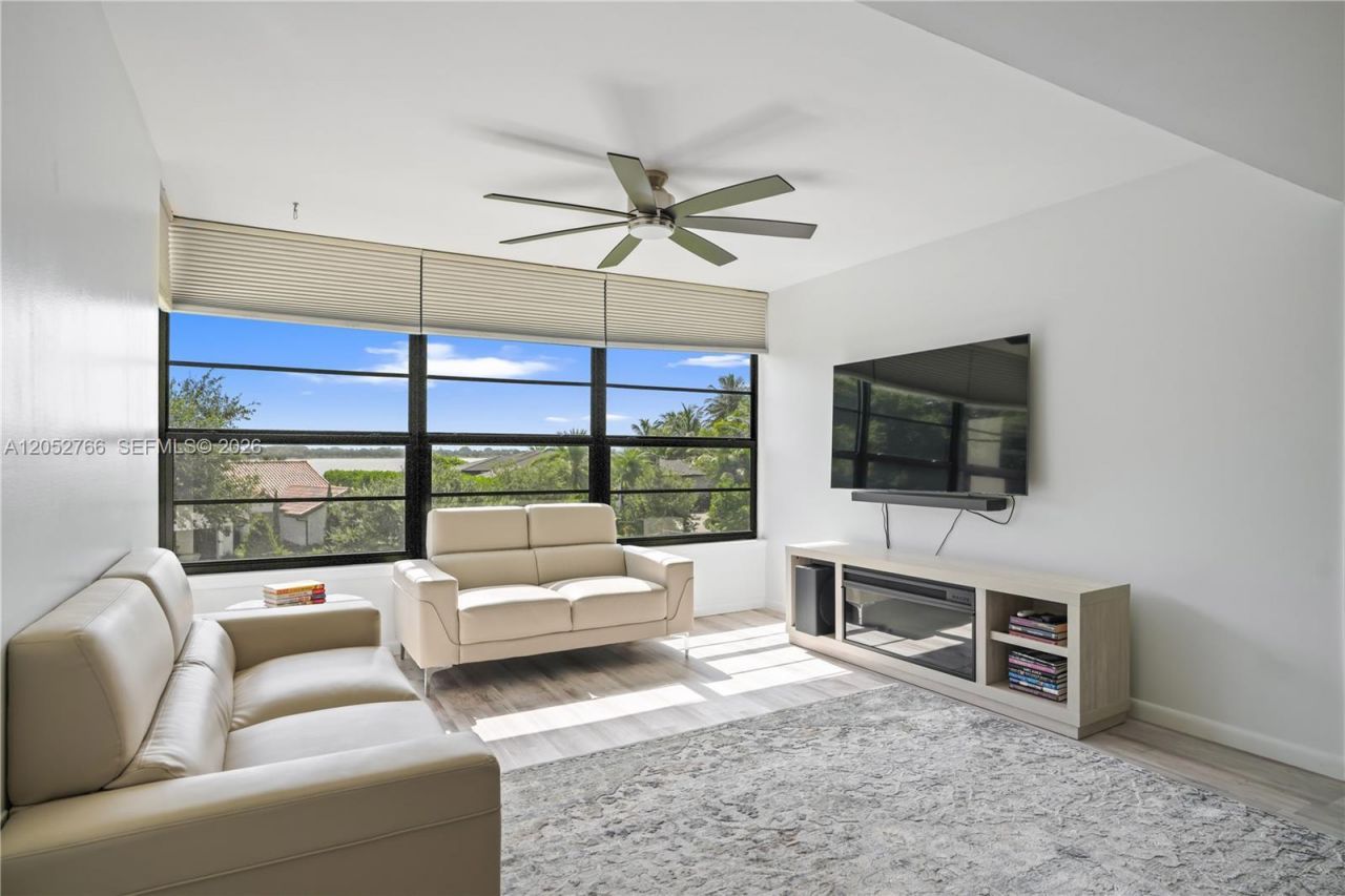 3516 Whitehall Dr, Unit 301, West Palm Beach, FL 33401 Photo