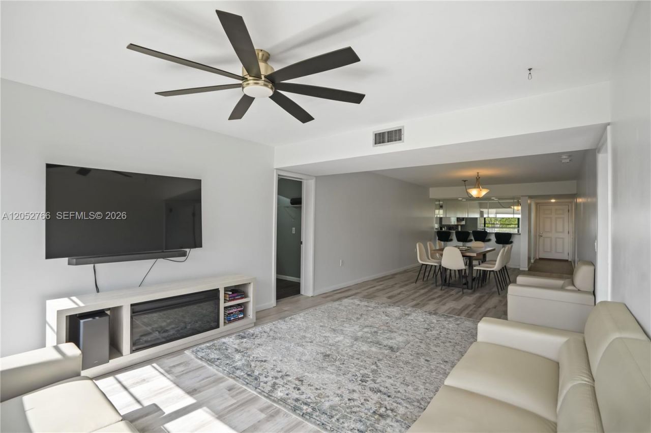 3516 Whitehall Dr, Unit 301, West Palm Beach, FL 33401 Photo