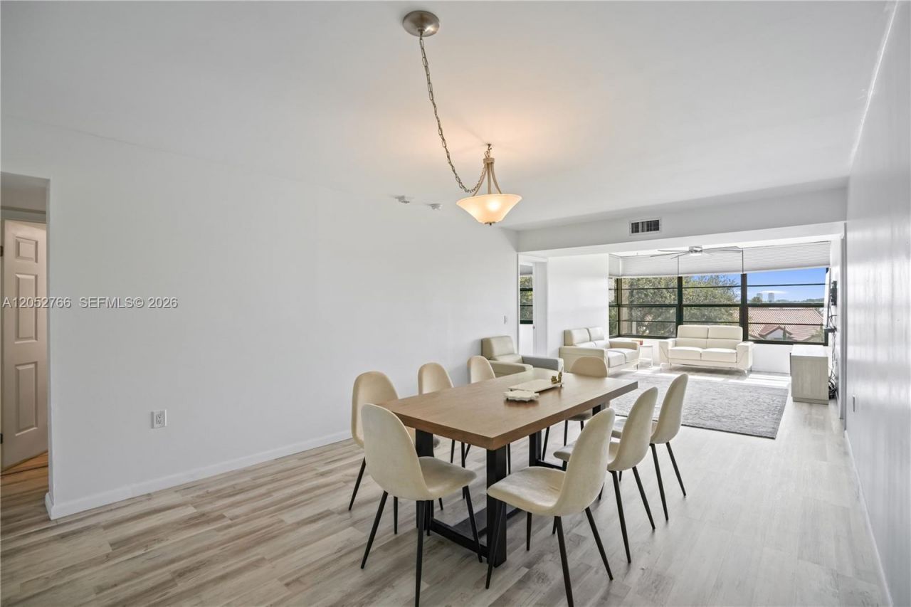3516 Whitehall Dr, Unit 301, West Palm Beach, FL 33401 Photo